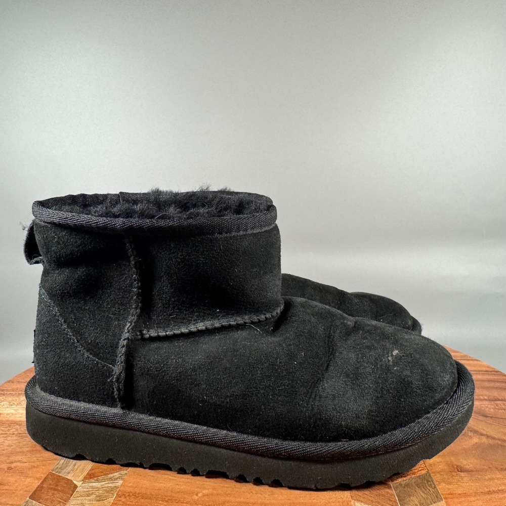 UGG Classic Ultra Mini Black Suede Kids Boots Size 2 1017715K Ankle Shearling
